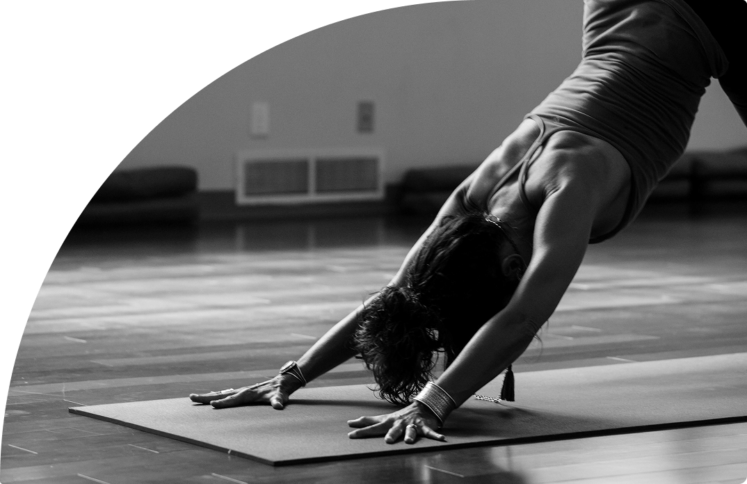 Natalia practicando pilates de máquinas sobre un reformer.